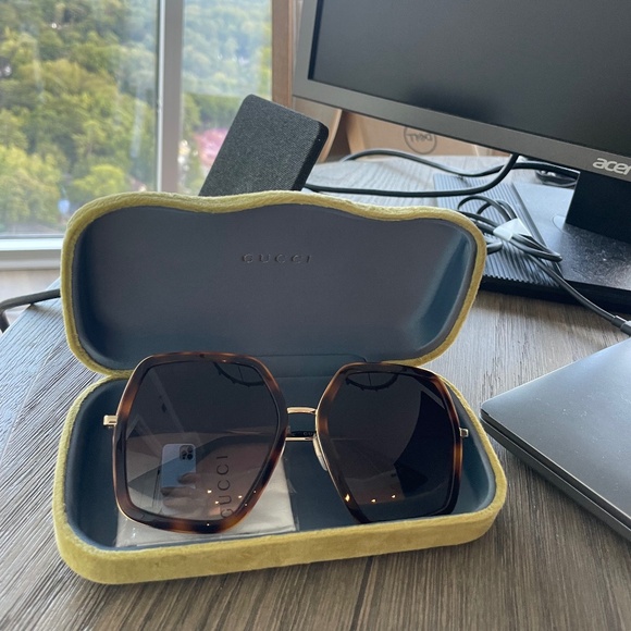 Gucci Tortoiseshell and Gold Sunglasses - Picture 3 of 7